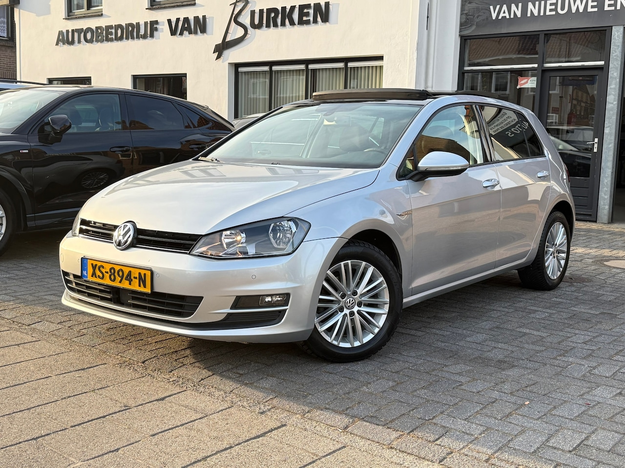 Volkswagen Golf - 1.2 TSI CUP Edition 1.2 TSI CUP Edition, Panoramadak, DSG, Trekhaak, PDC - AutoWereld.nl