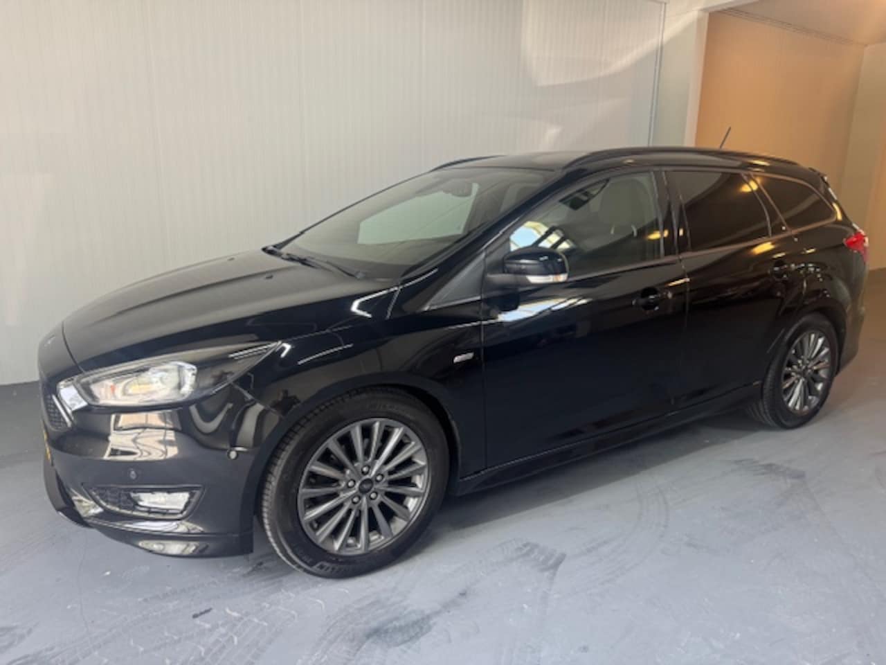 Ford Focus Wagon - 1.0 ST-Line Night Edition !! - AutoWereld.nl