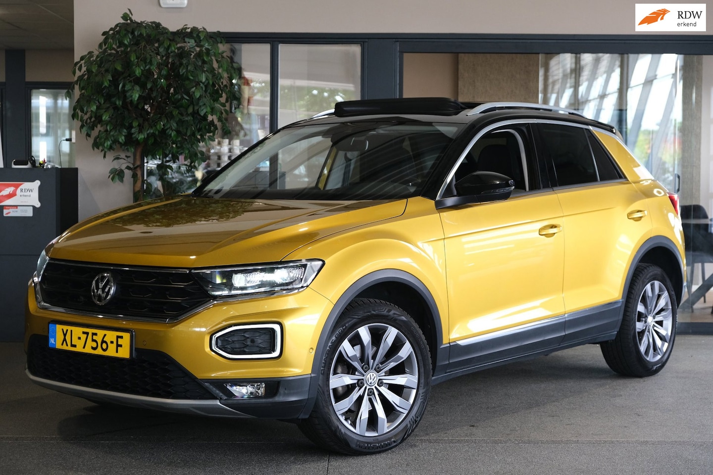 Volkswagen T-Roc - 1.5 TSI Sport 150PK DSG Pano Navi PDC - AutoWereld.nl