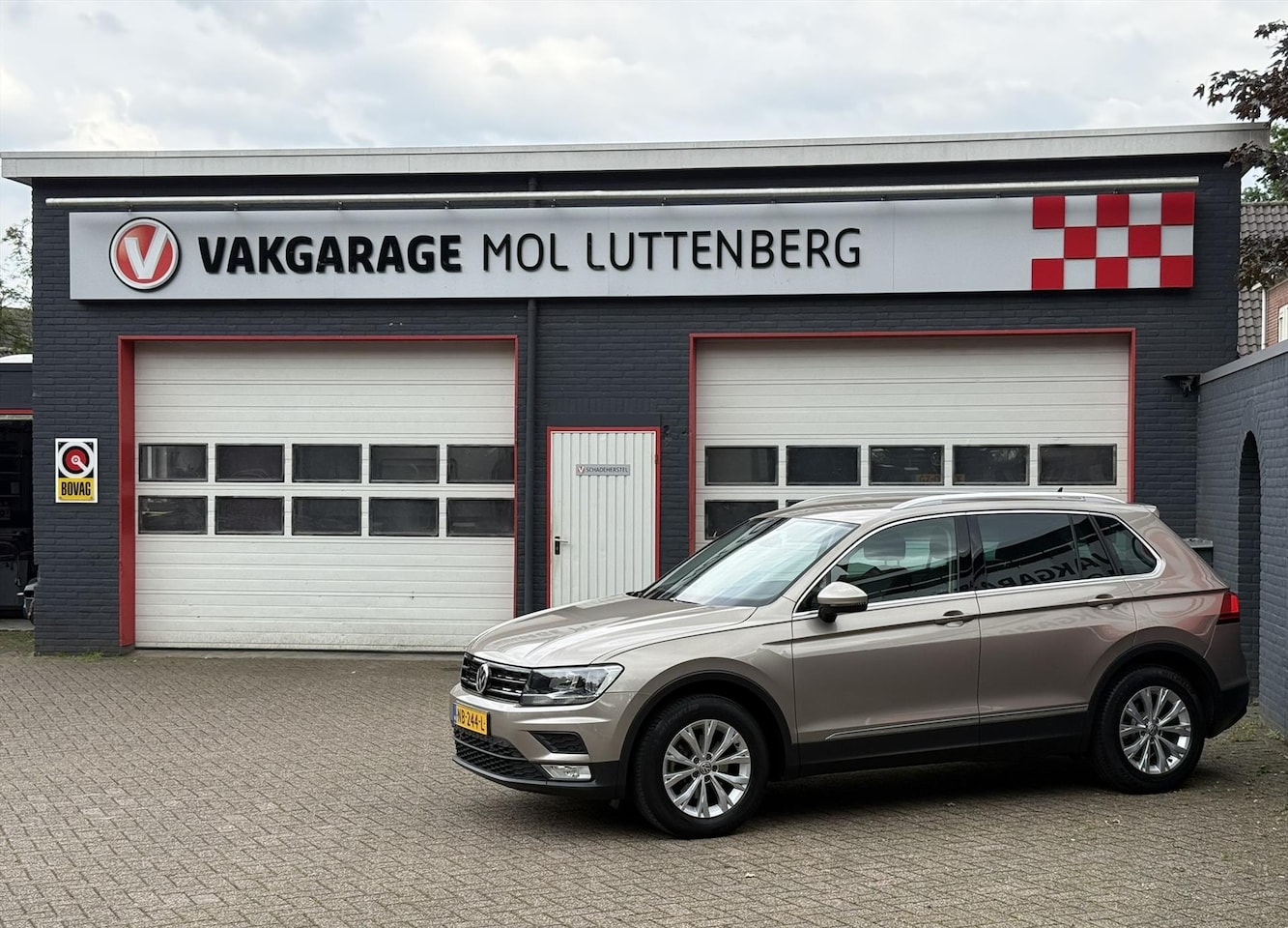 Volkswagen Tiguan - 1.4 TSI Connected Series 1.4 TSI 125pk Connected Series, TREKHAAK, CRUISE CONTROL, AIRCO, APPLE CARPLAY, PDC - AutoWereld.nl