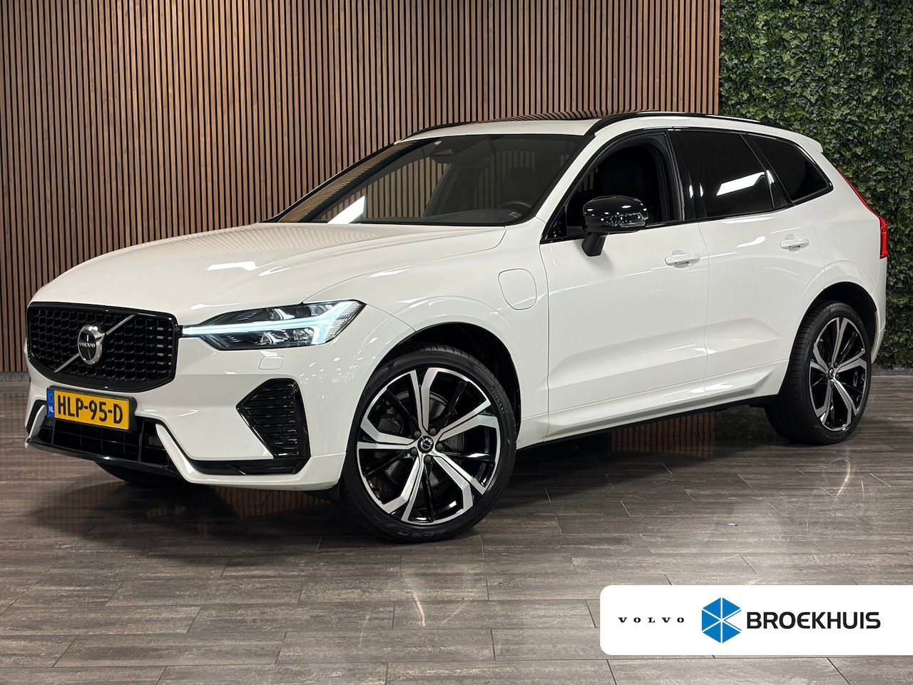 Volvo XC60 - T6 AWD Recharge R-Design | MY22 Facelift | Trekhaak | Harman Kardon | Crystal White | Goog - AutoWereld.nl