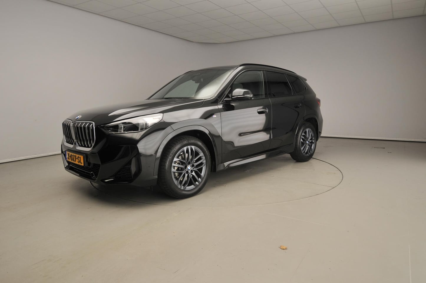 BMW X1 - sDrive18i | M-Sportpakket | LED | Leder | HUD | Active cruise | Panoramadak | Trekhaak | E - AutoWereld.nl