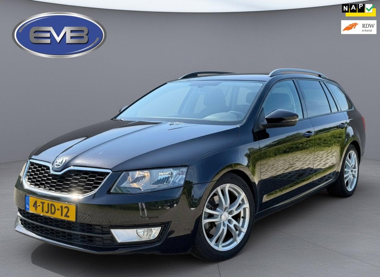 Skoda Octavia Combi - 1.6 TDI BUSINESSLINE SPORT, vele opties, trekhaak, NL auto met nationale auto pas - AutoWereld.nl