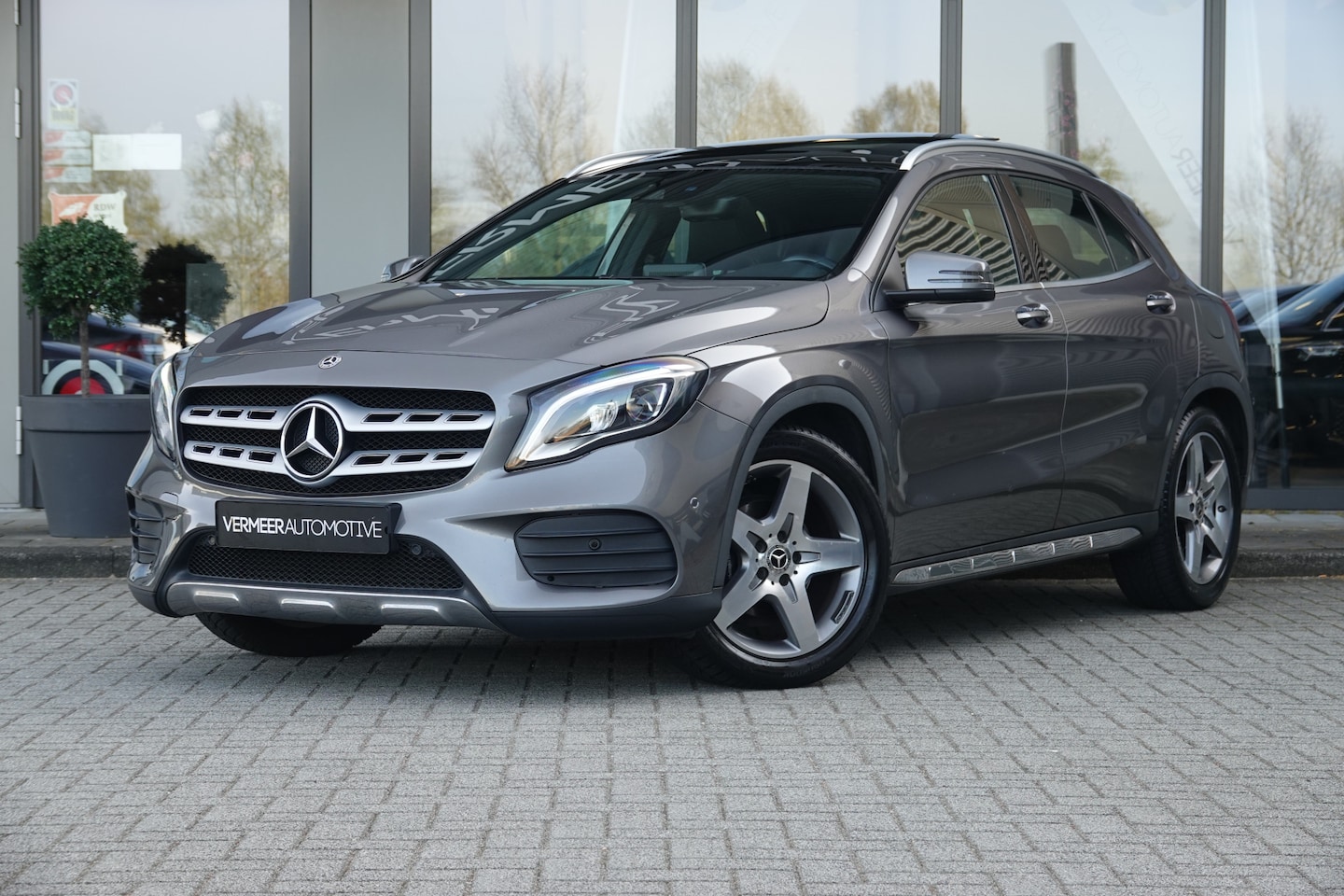 Mercedes-Benz GLA-Klasse - 180 Business Solution AMG | Panoramadak | Camera | Navi | Sfeer | - AutoWereld.nl