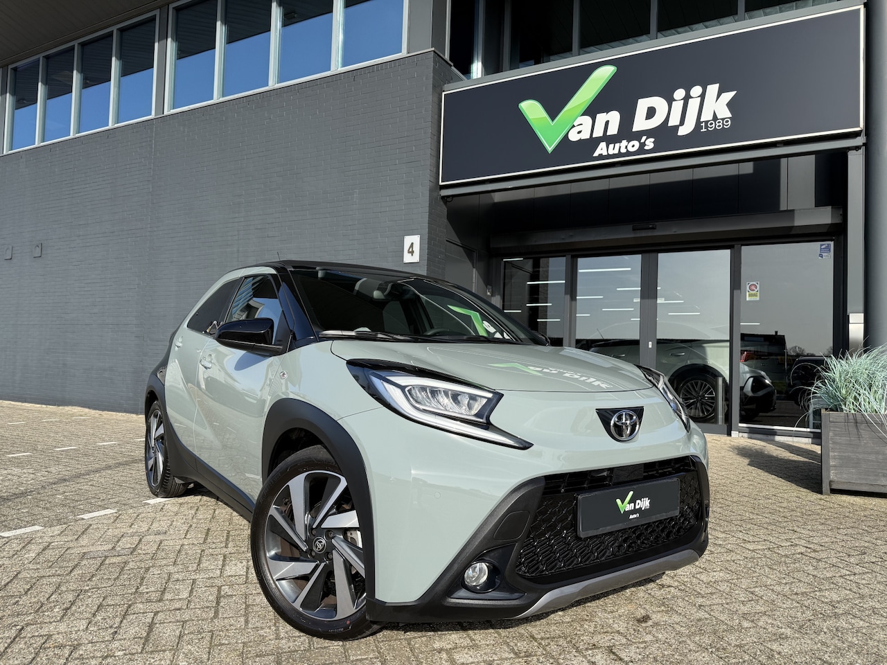 Toyota Aygo X - 1.0 VVT-i Autom. Cabriotop Navi Camera Keyless Pdc - AutoWereld.nl