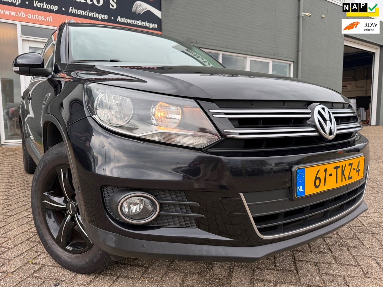 Volkswagen Tiguan - 1.4 TSI Sport&Style met elec panorama dak en trekhaak en navigatie en - AutoWereld.nl