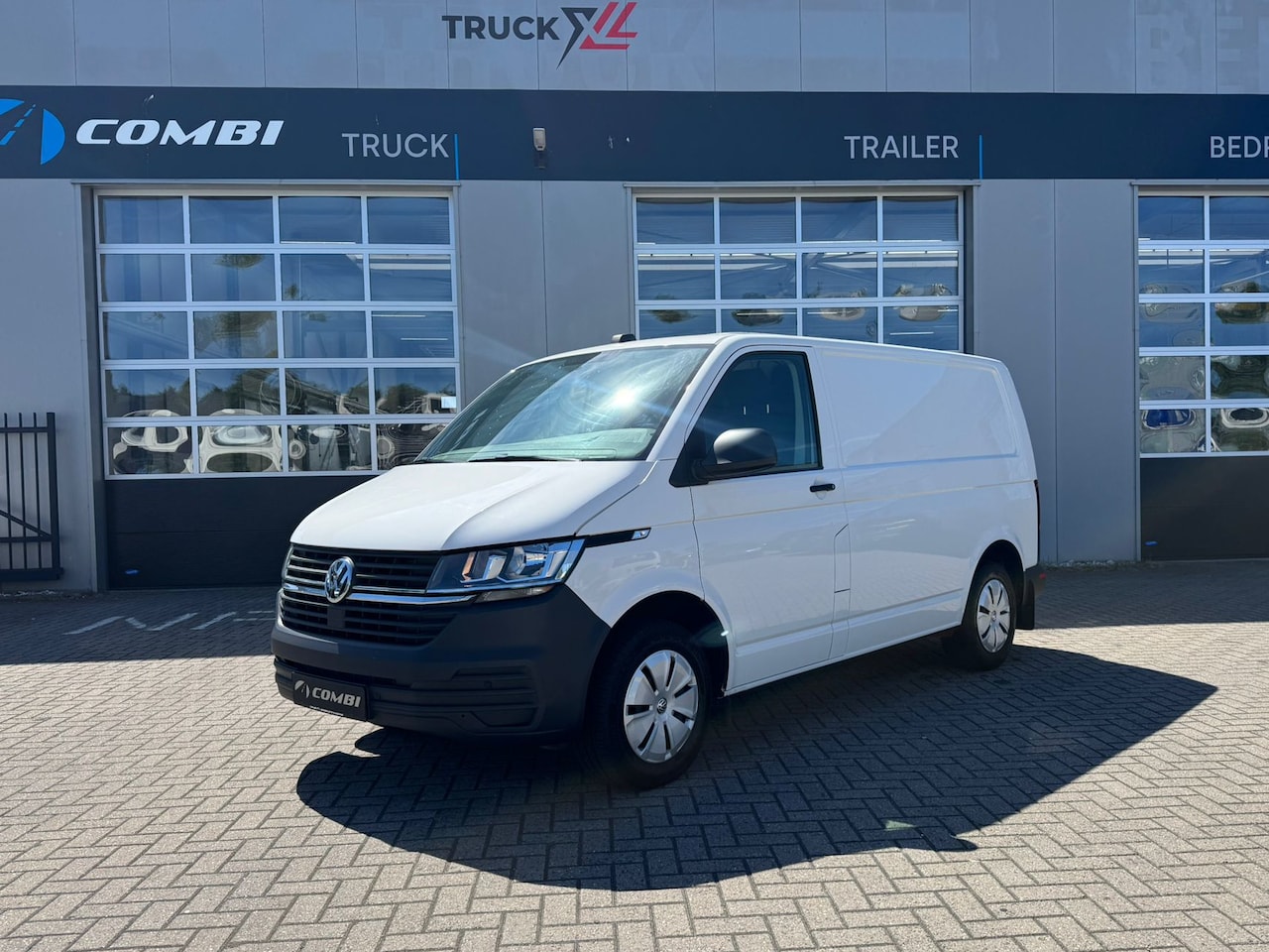 Volkswagen Transporter - 2.0 TDI L1H1 28 > Trekhaak/P. sensoren v+a/Carplay - AutoWereld.nl