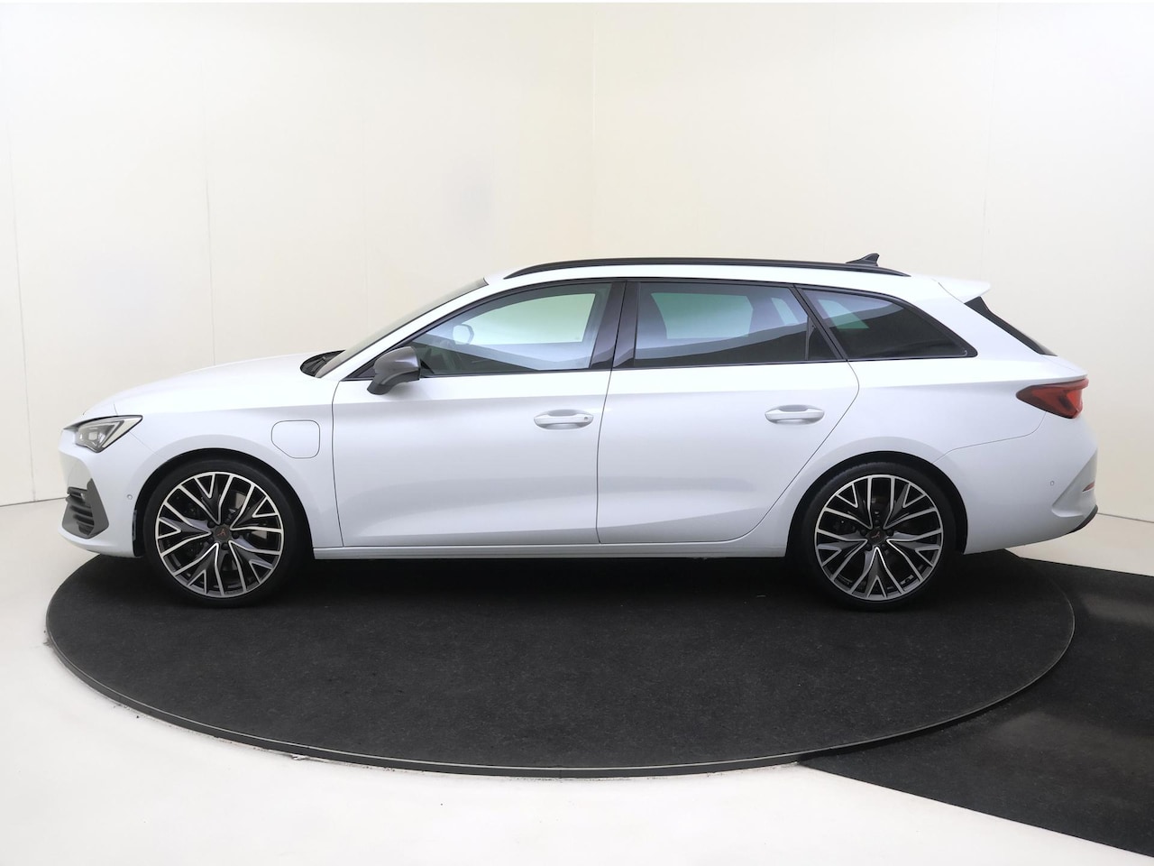 CUPRA Leon Sportstourer - 1.4 e-Hybrid VZ Performance | SoH 95% | Adaprieve demping | Stoel- en stuurwielverwarming - AutoWereld.nl