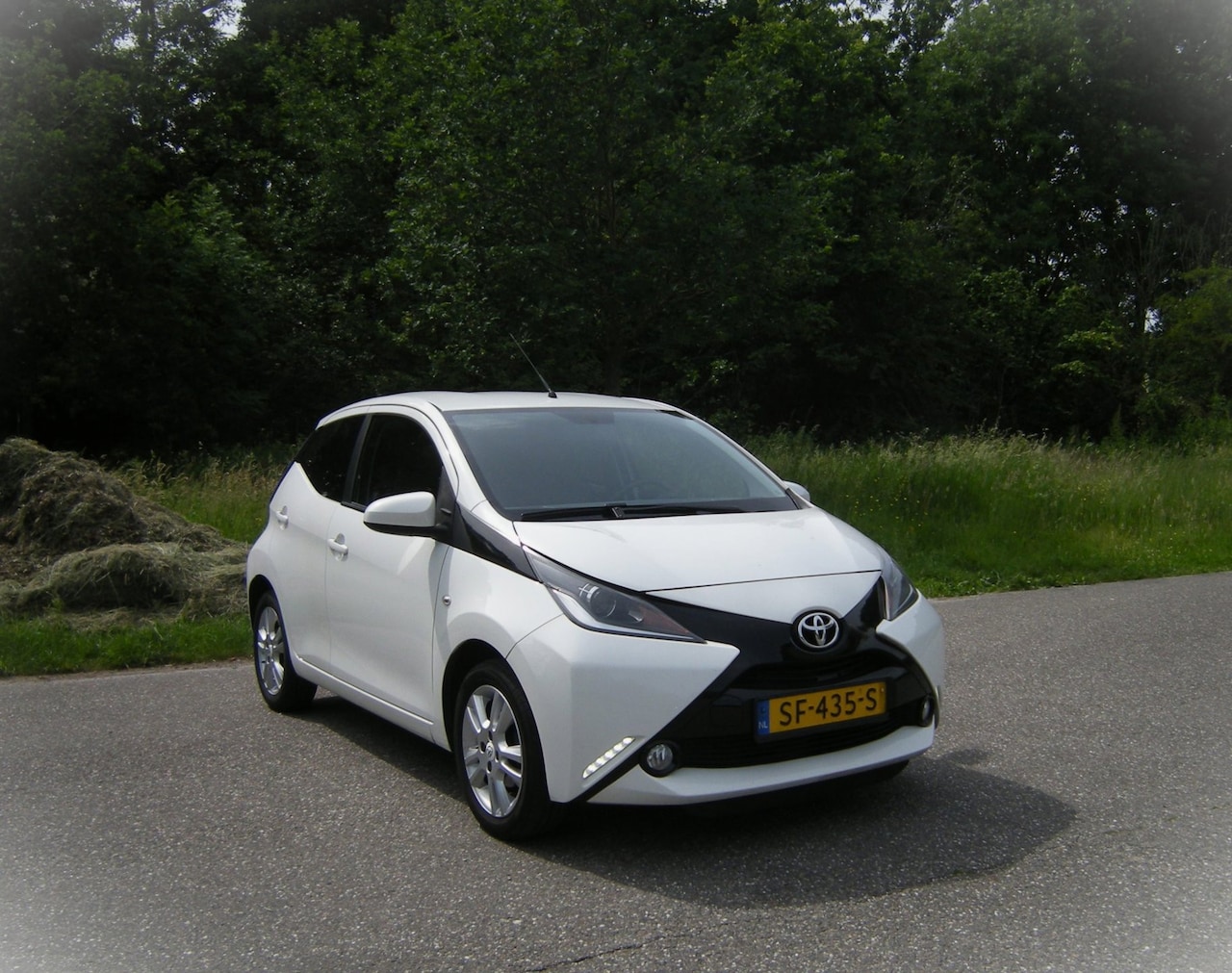 Toyota Aygo - 1.0 VVT-i x 5 Drs . Airco . Lmv . Apple Carplay . achteruirij camera . Half leder . enz - AutoWereld.nl