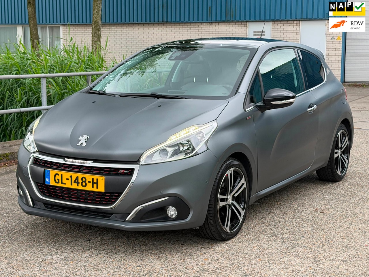 Peugeot 208 - 1.2 PureTech GT-line 110 PK Pano! Camera! Navi! Clima! 1 jaar APK! - AutoWereld.nl