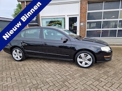 Volkswagen Passat - 1.6 FSI "Trendline" Cruise - Clima - Trekhaak - Apk 01-06-2027