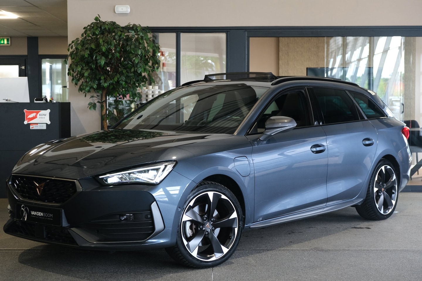 CUPRA Leon Sportstourer - 1.4 e-Hybrid 204PK DSG Pano Led Navi Cam Virtual Stoelverwarming - AutoWereld.nl