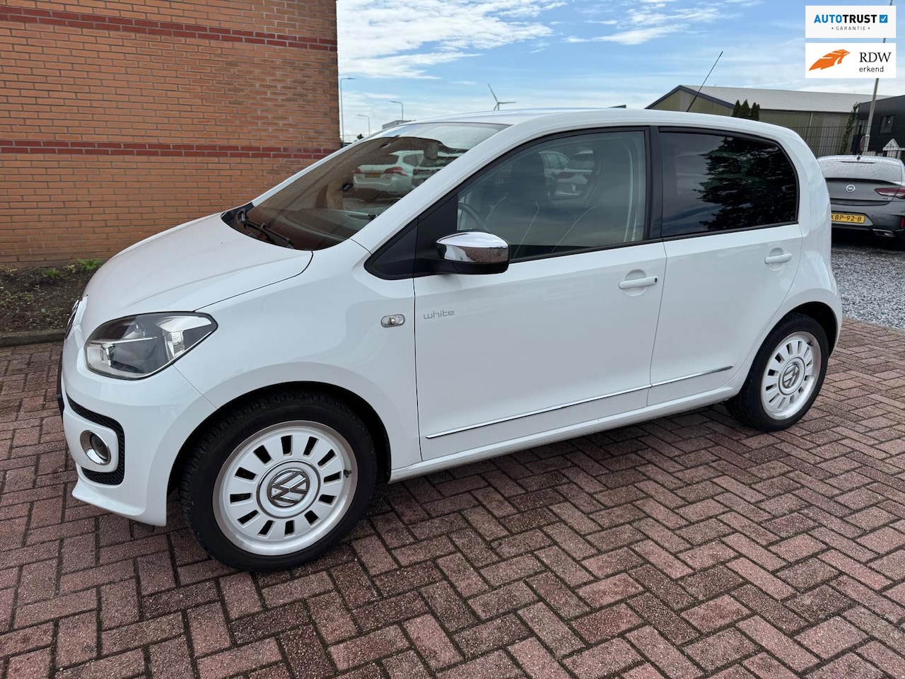 Volkswagen Up! - 1.0 High up! White up! /LEER/CRUISE/STOELV/AIRCO - AutoWereld.nl