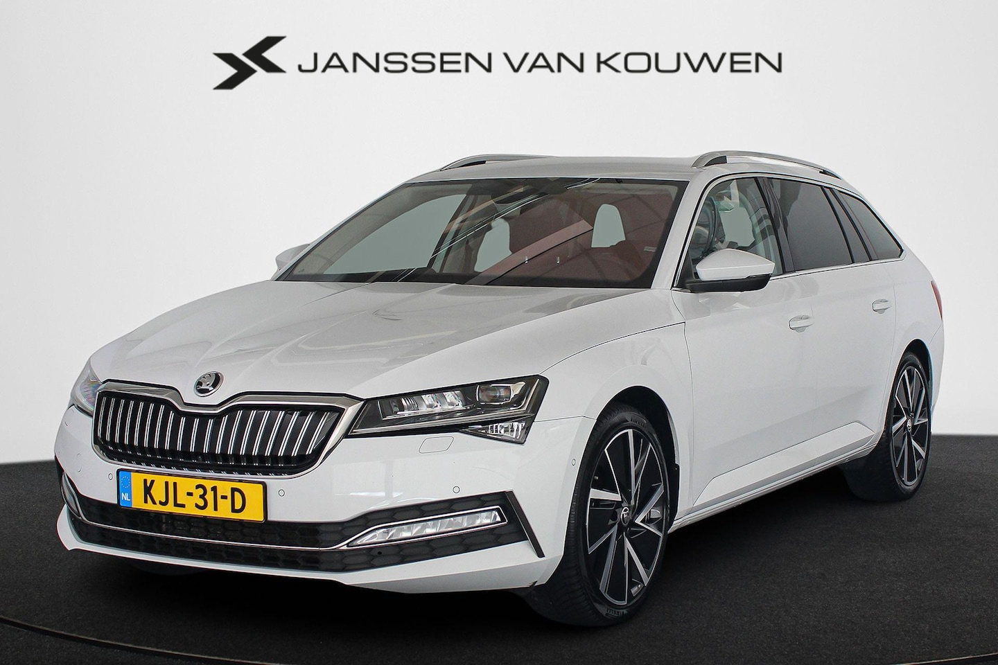 Skoda Superb Combi - 1.4 TSI iV Business Edition Plus Leder Stoelventilatie Stoelverwarming Trekhaak LED - AutoWereld.nl