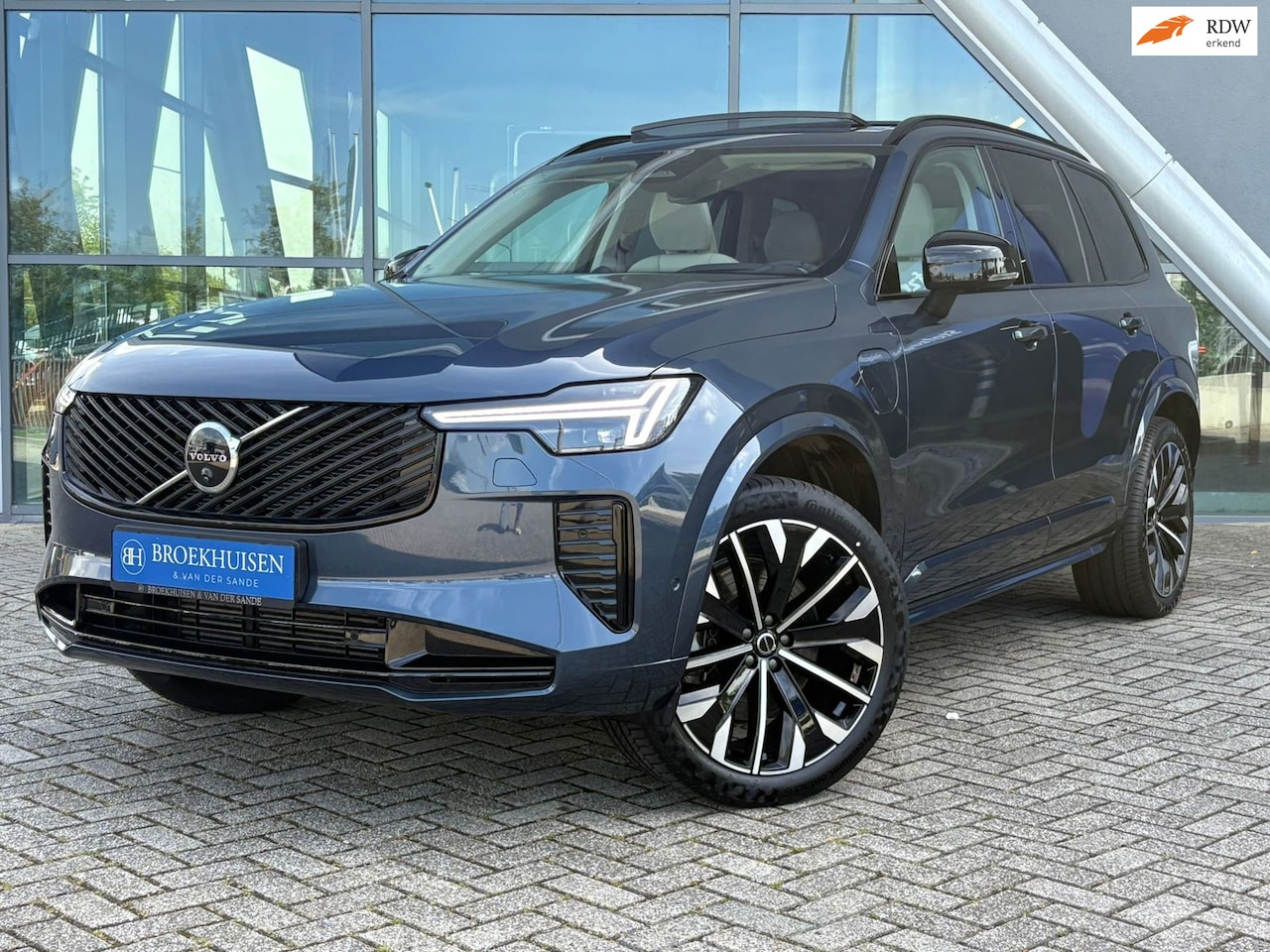 Volvo XC90 - 2.0 T8 Plug-in hybrid AWD Ultra Dark 455pk Luchvering / Trekhaak / Stoelventilatie - AutoWereld.nl