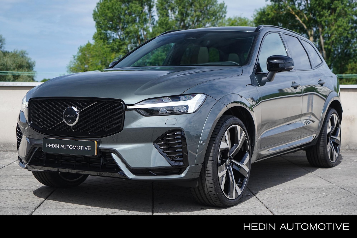 Volvo XC60 - 2.0 T6 Plug-in hybrid AWD Ultra Dark Luchtvering | Panoramadak | 22"LM velgen | privacy Gl - AutoWereld.nl