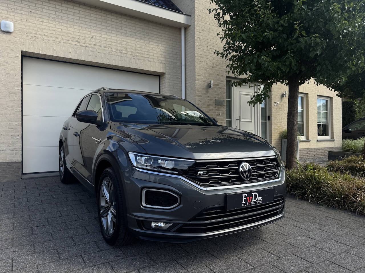 Volkswagen T-Roc - 1.5 TSI 150pk DSG R-line Panoramadak VirtualCockpit ACC Carplay Sportstoelen Camera 18" Pd - AutoWereld.nl