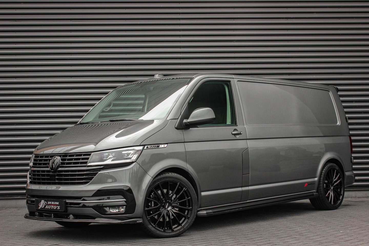 Volkswagen Transporter - 2.0 TDI L2H1 204PK JB-EDITION DSG / PDC / VERLAGINGSVEREN / LEDEREN BEKLEDING / FULL / APP - AutoWereld.nl