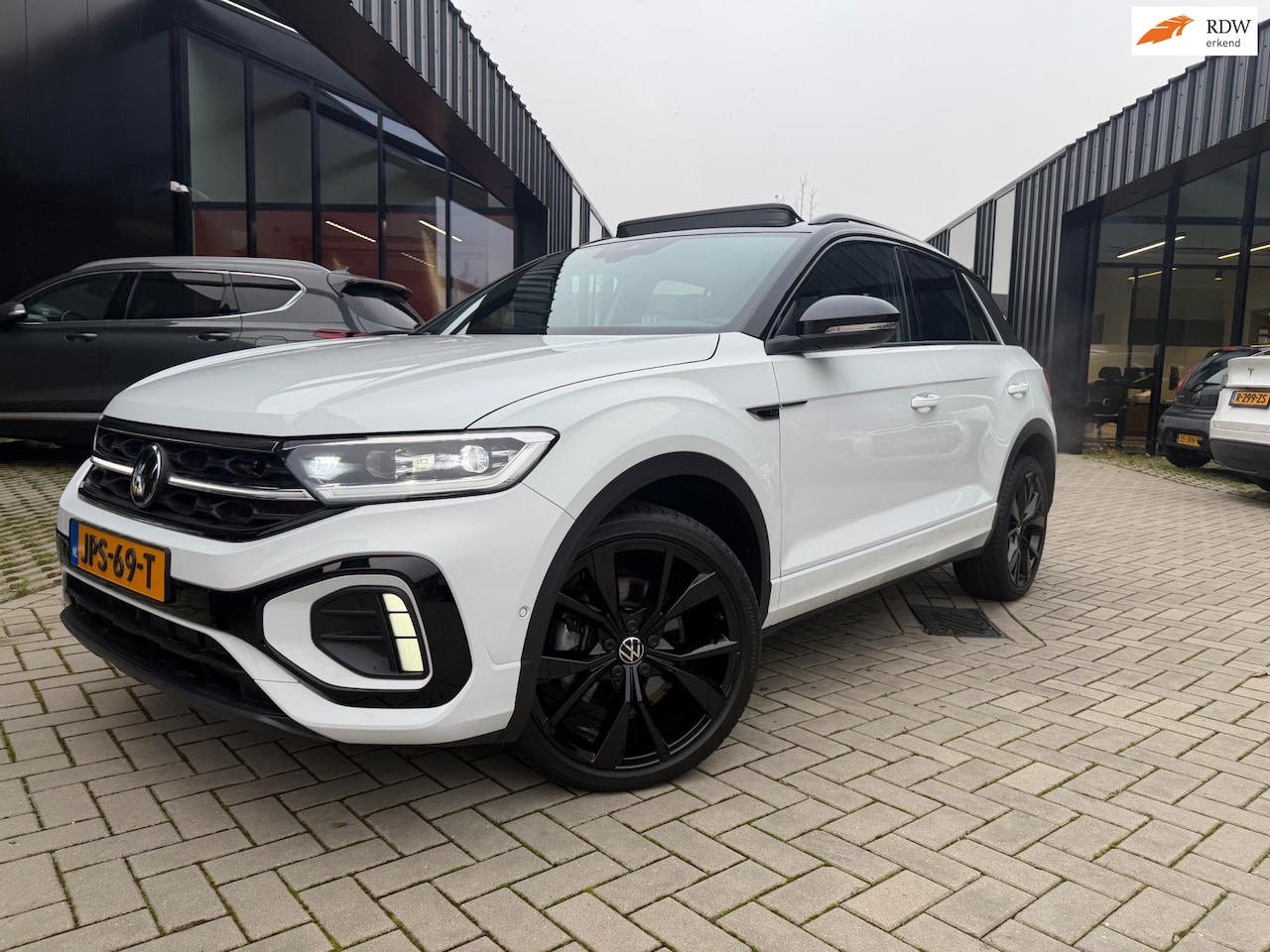 Volkswagen T-Roc - 1.5 TSI R-Line Business Pano Virt CAM DSG Trekhaak - AutoWereld.nl