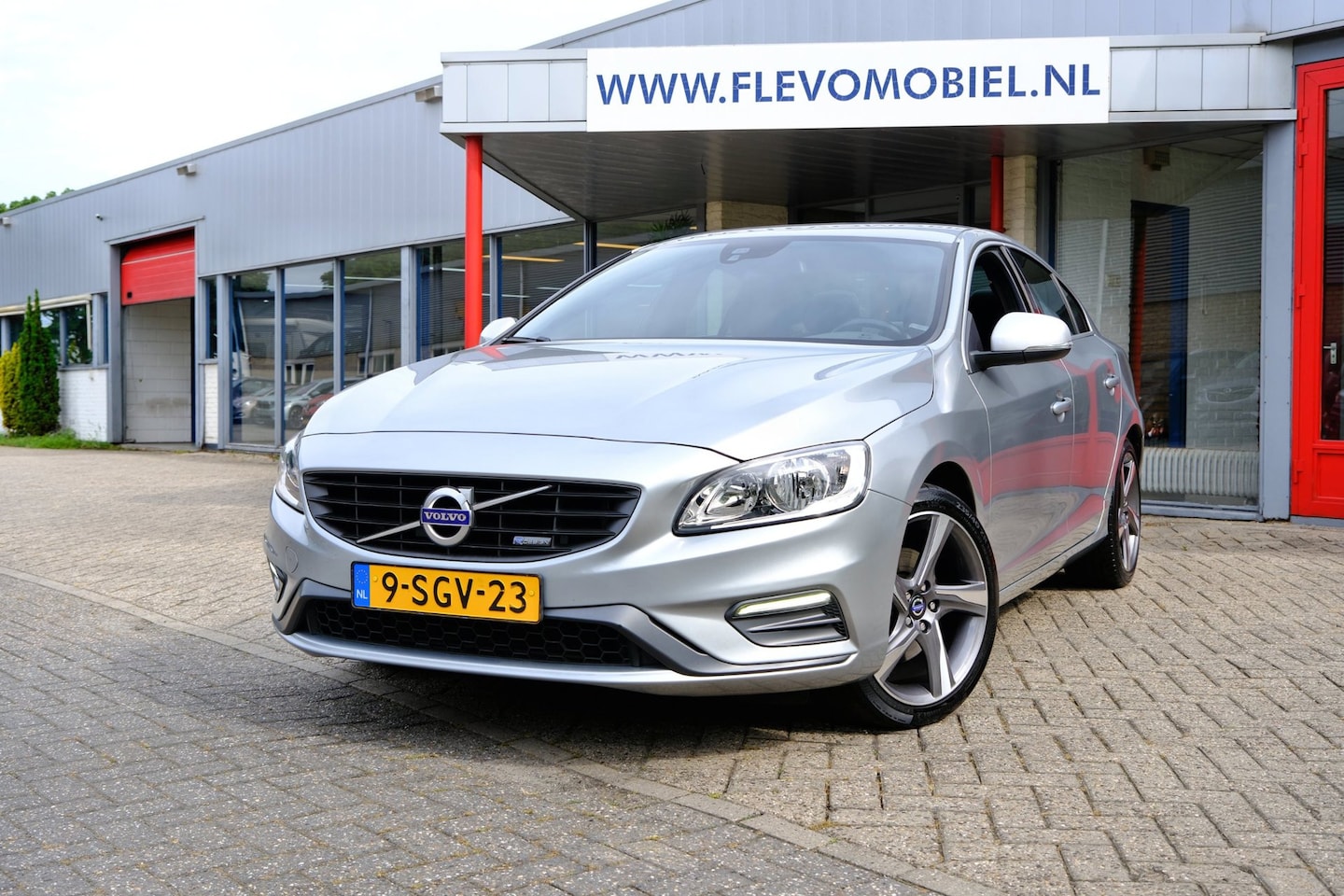 Volvo S60 - 1.6 T3 R-Design Navi|Leder-Alcantara|Clima|Cam|LMV - AutoWereld.nl