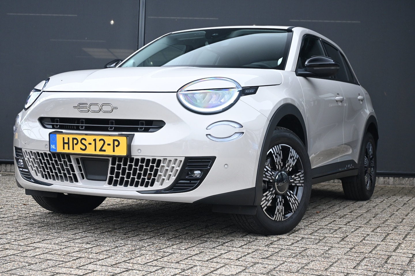 Fiat 600 - 1.2 Hybrid Urban | Pack Style + Comfort | Navigatie | Stoelverwarming | Voorruitverwarming - AutoWereld.nl