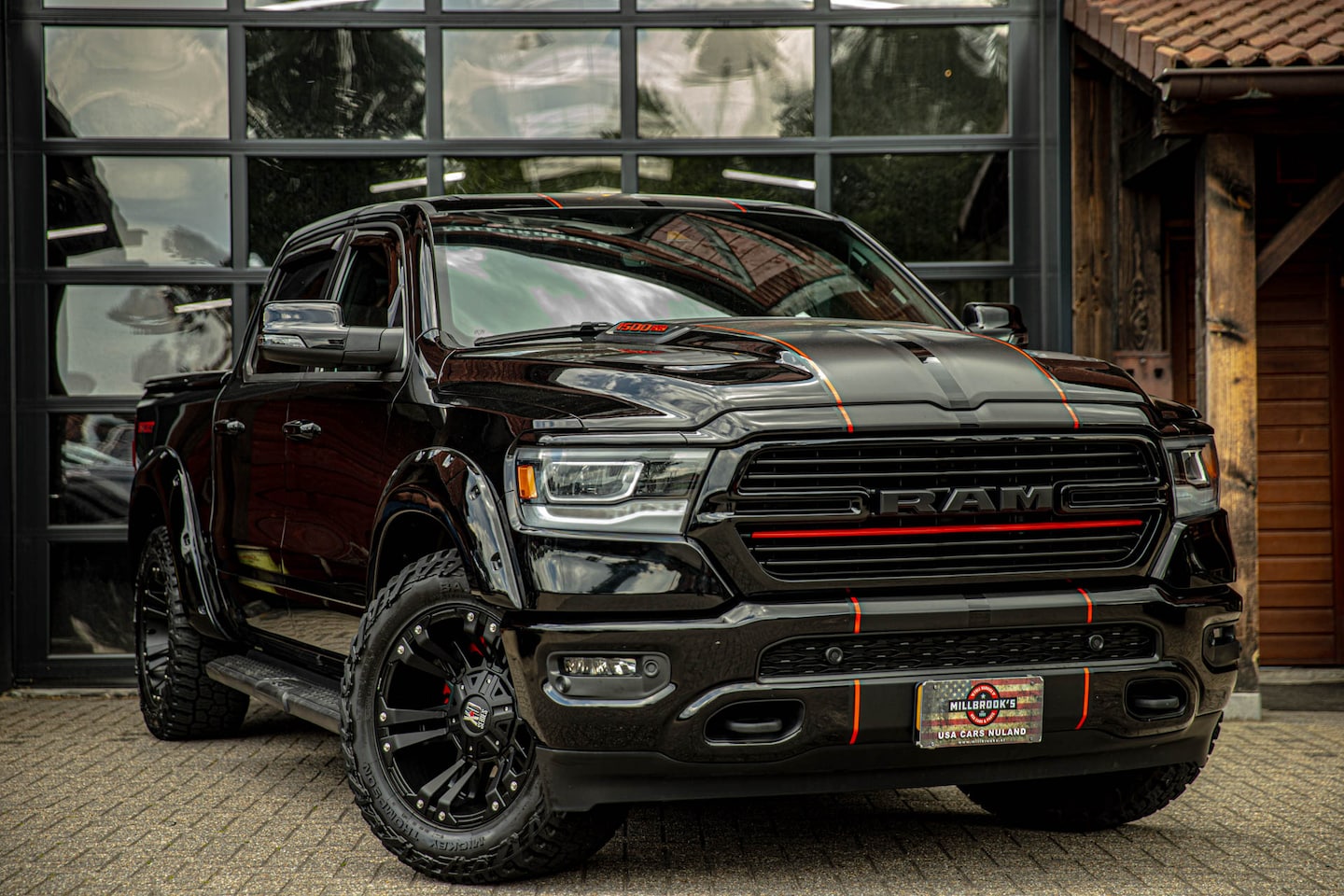 Dodge Ram 1500 - 5.7 V8 4x4 Crew Cab Laramie sport | Pano | Stoelverwarming | XD velgen | - AutoWereld.nl