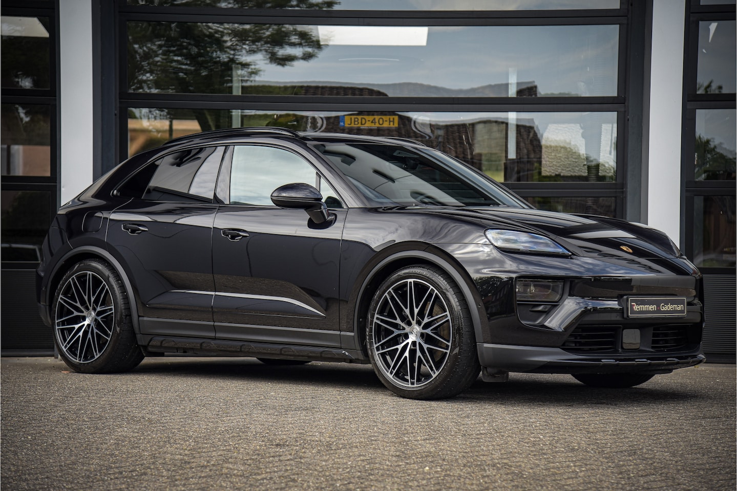 Porsche Macan - 4 100 kWh l luchtvering l Pano l Matrix Led - AutoWereld.nl
