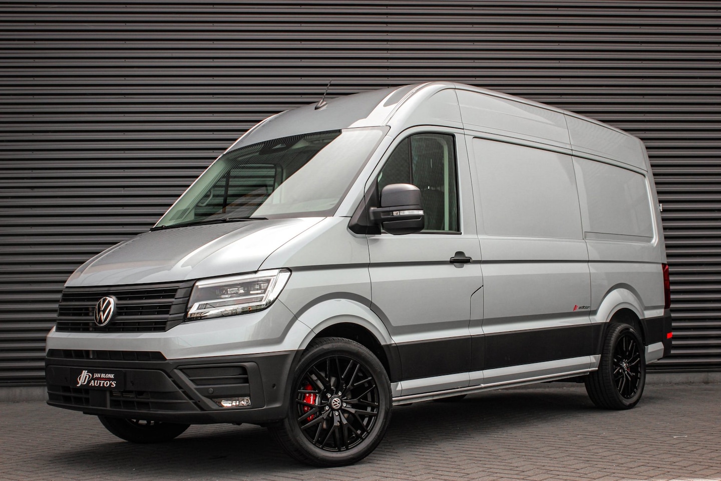 Volkswagen Crafter - 2.0 TDI L3H3 Highline LED / XENON / APPLE CARPLAY / NAVIGATIE / DSG / FULL BLACK / 140PK / - AutoWereld.nl