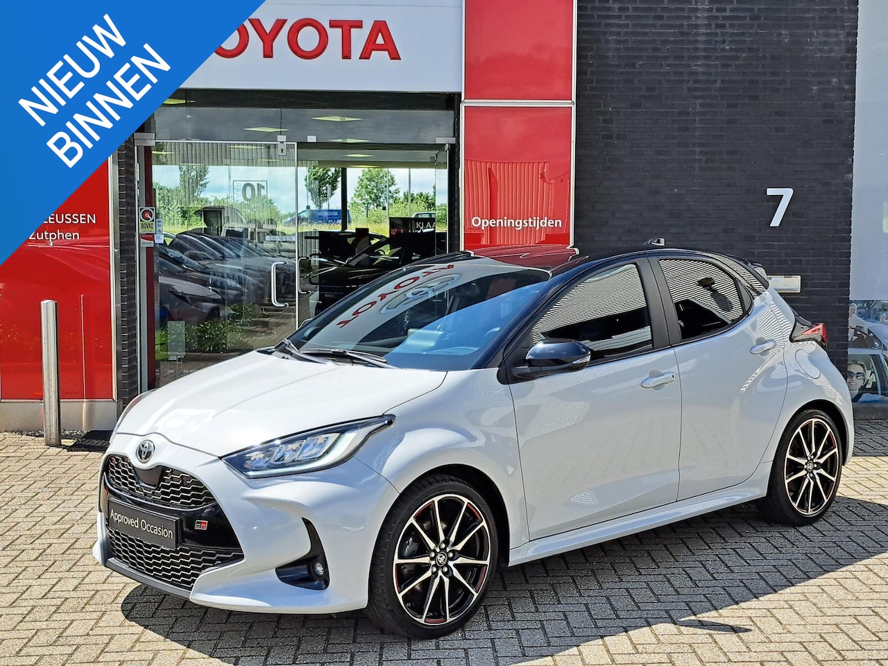 Toyota Yaris - 1.5 Hybrid GR Sport STOELVERWARMING ADAPTIVE CRUISE CONTROL DEALER ONDERHOUDEN - AutoWereld.nl