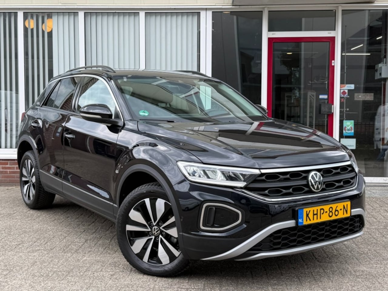 Volkswagen T-Roc - 1.0 TSI Life Edition 116 PK I Rijklaar I Stoelverwarming I Getint glas I Adapt. Cruise I H - AutoWereld.nl