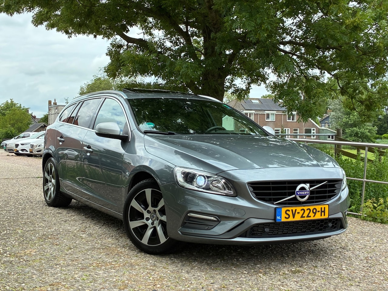 Volvo V60 - 2.0 D4 | R-Desing + Schuif/kanteldak + Camera + Cruise + Navi Nu € 10.975,-!!! - AutoWereld.nl