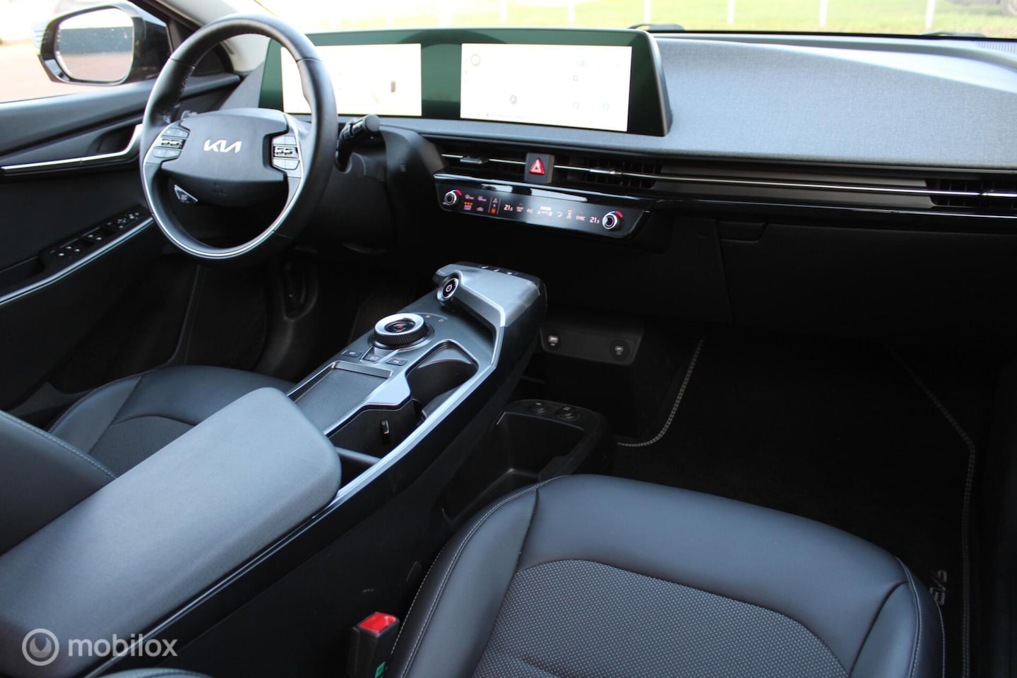 Kia EV6 - Light Edition 58 kWh Light Edition 58 kWh, 3 fase, Stoel-stuurverwarming, Donker glas, Clima, Navi, App connect - AutoWereld.nl