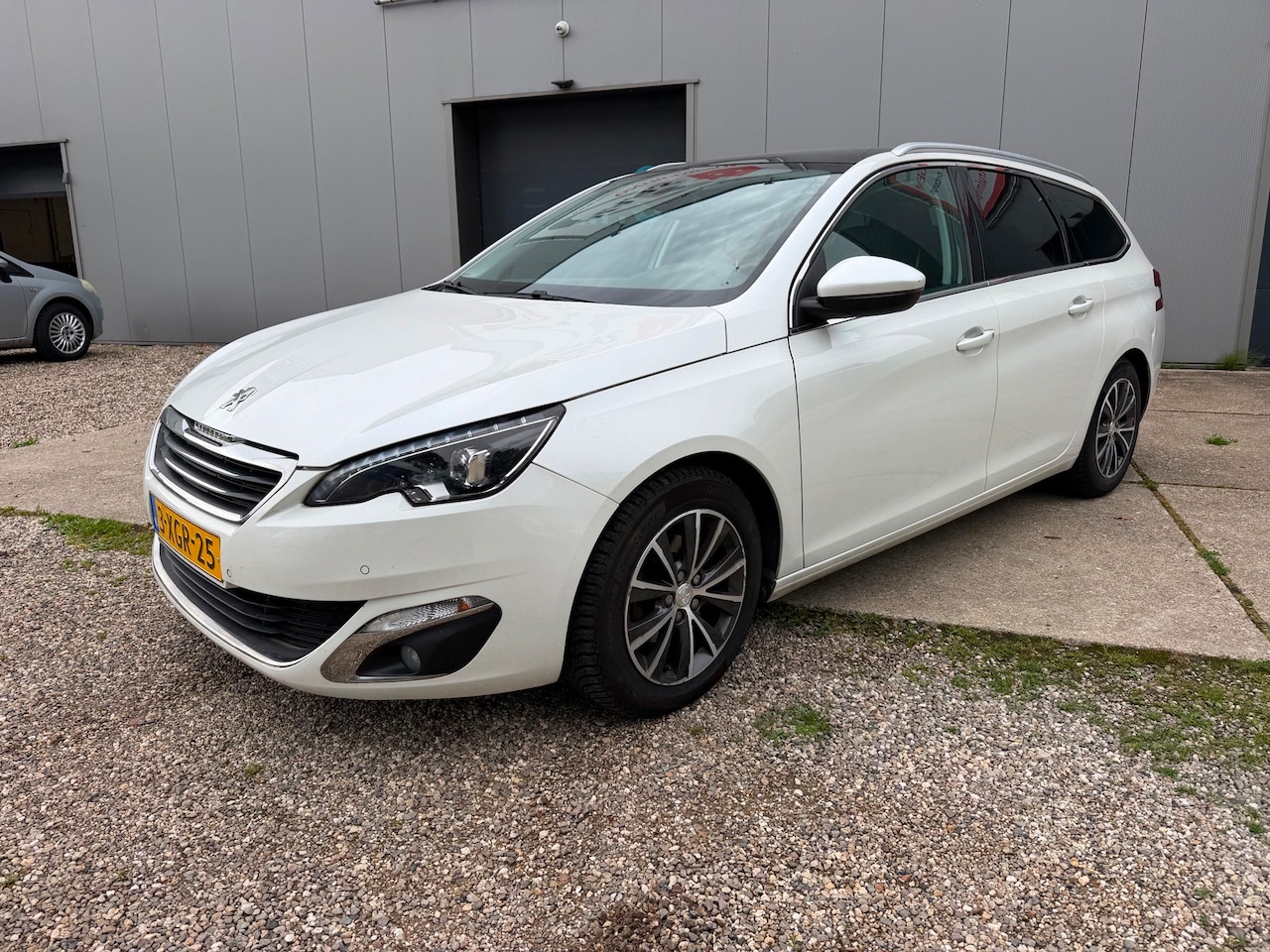 Peugeot 308 SW - 1.2 e-THP Allure met panodak en led - AutoWereld.nl