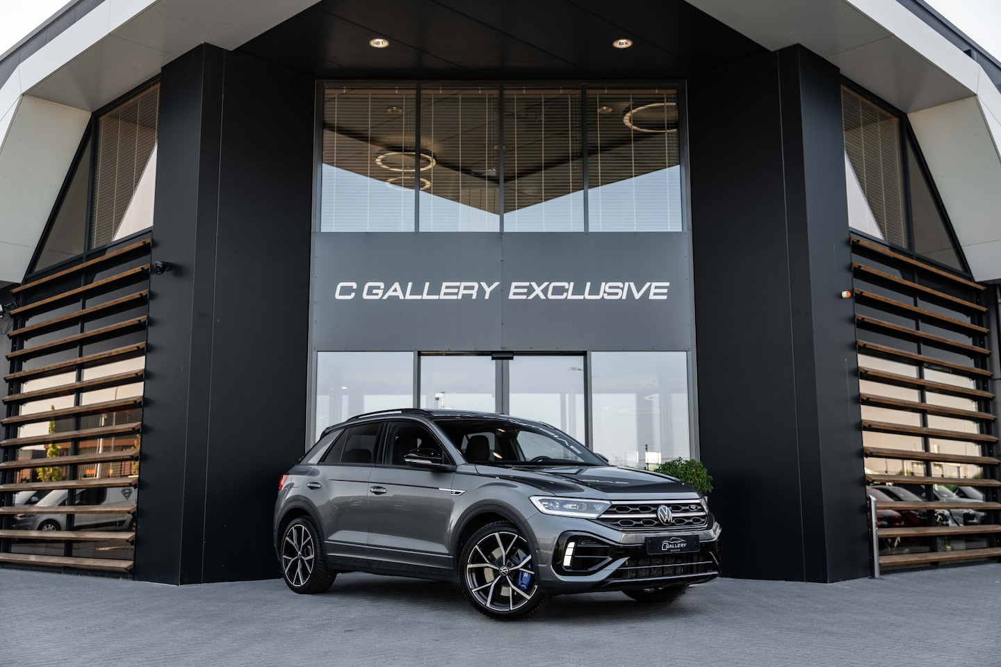 Volkswagen T-Roc - 2.0 TSI 4Motion R - Panorama | Memory | IQ Light | ACC | Stuurverwarming - AutoWereld.nl