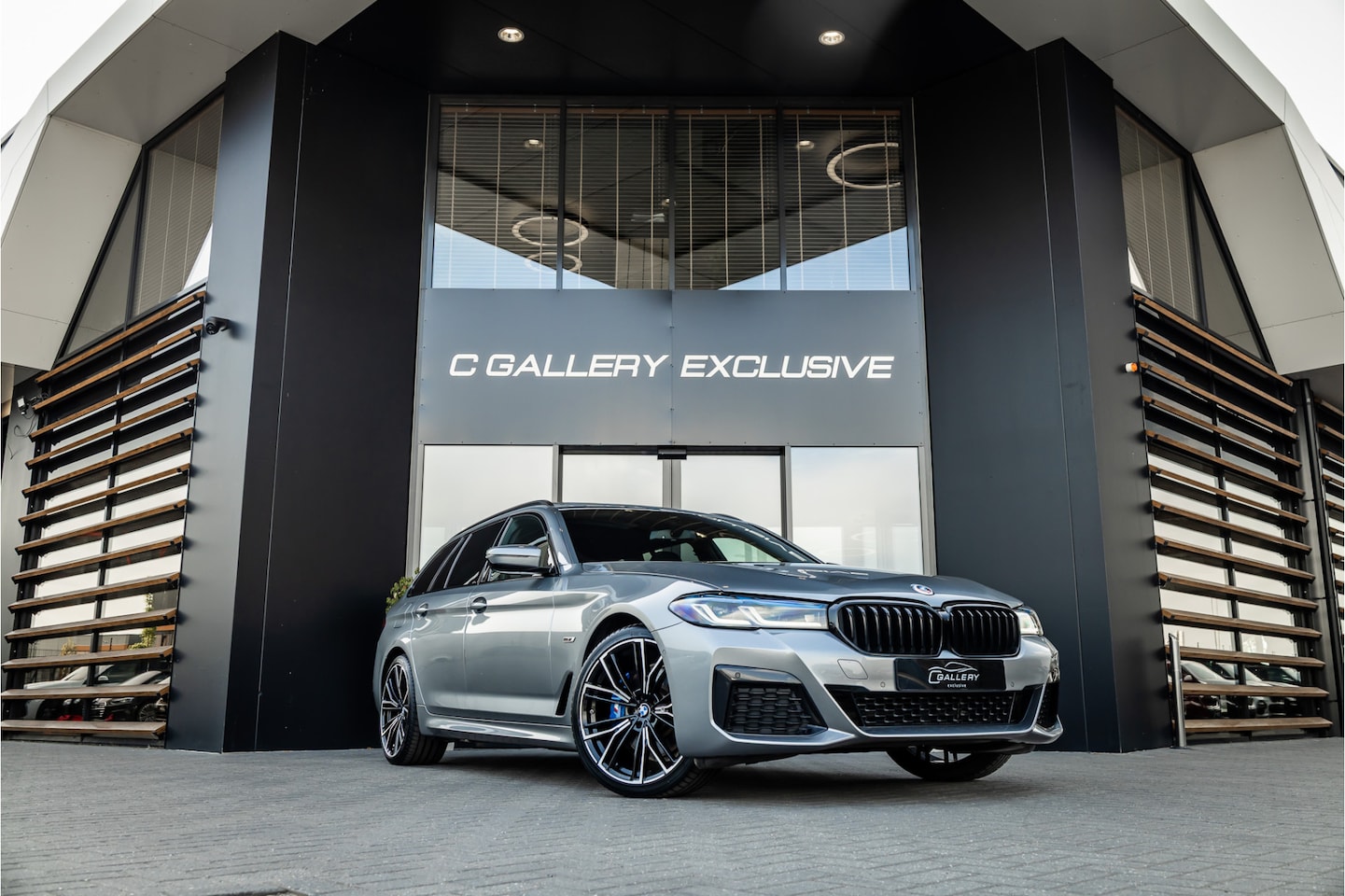 BMW 5-serie Touring - 530e Business Edition Plus - M Sport | Panorama | H&K | Laser | Keyless - AutoWereld.nl