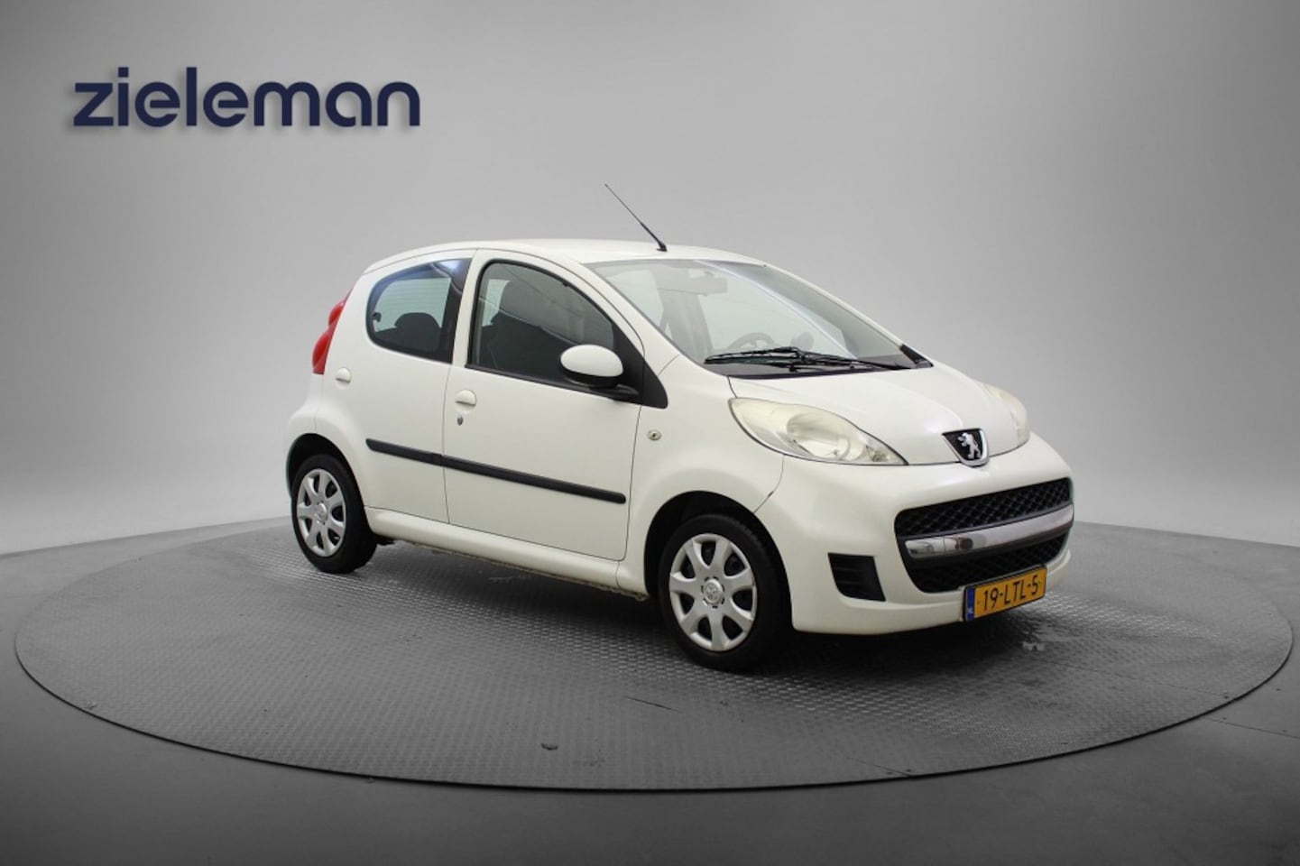 Peugeot 107 - 1.0 12V XS Urban Move 5 Deurs - Airco, Navi, Camera - AutoWereld.nl