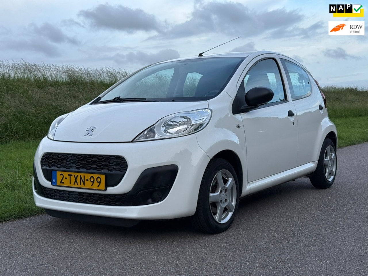 Peugeot 107 - 1.0 Access Accent | NAP | Airco | Lage-KM | LM - Velgen - AutoWereld.nl