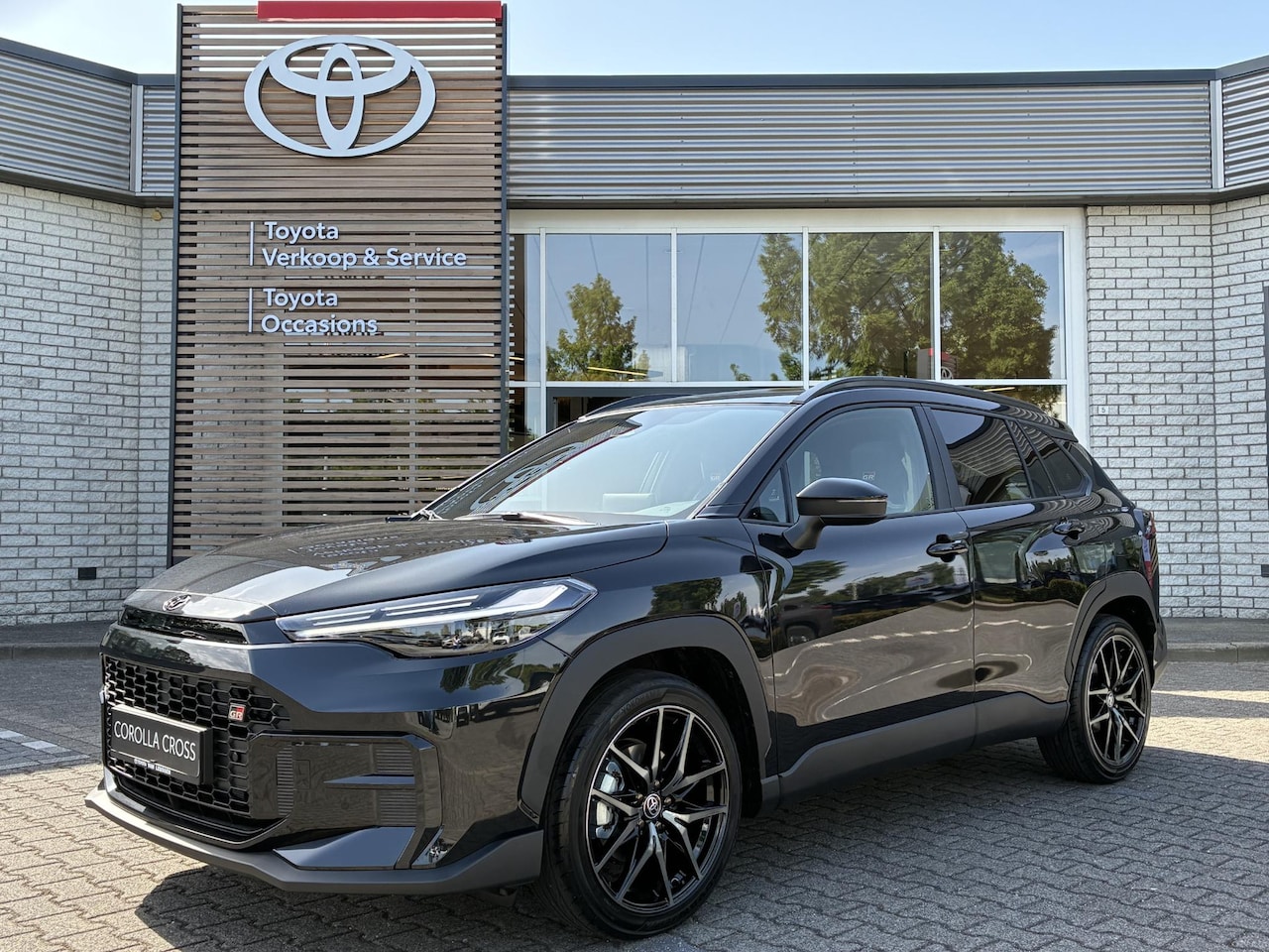 Toyota Corolla Cross - HYBRID 180 GR SPORT NIEUW & DIRECT LEVERBAAR!!! PANO-DAK JBL-AUDIO STOEL-STUURVERW BLIND-S - AutoWereld.nl