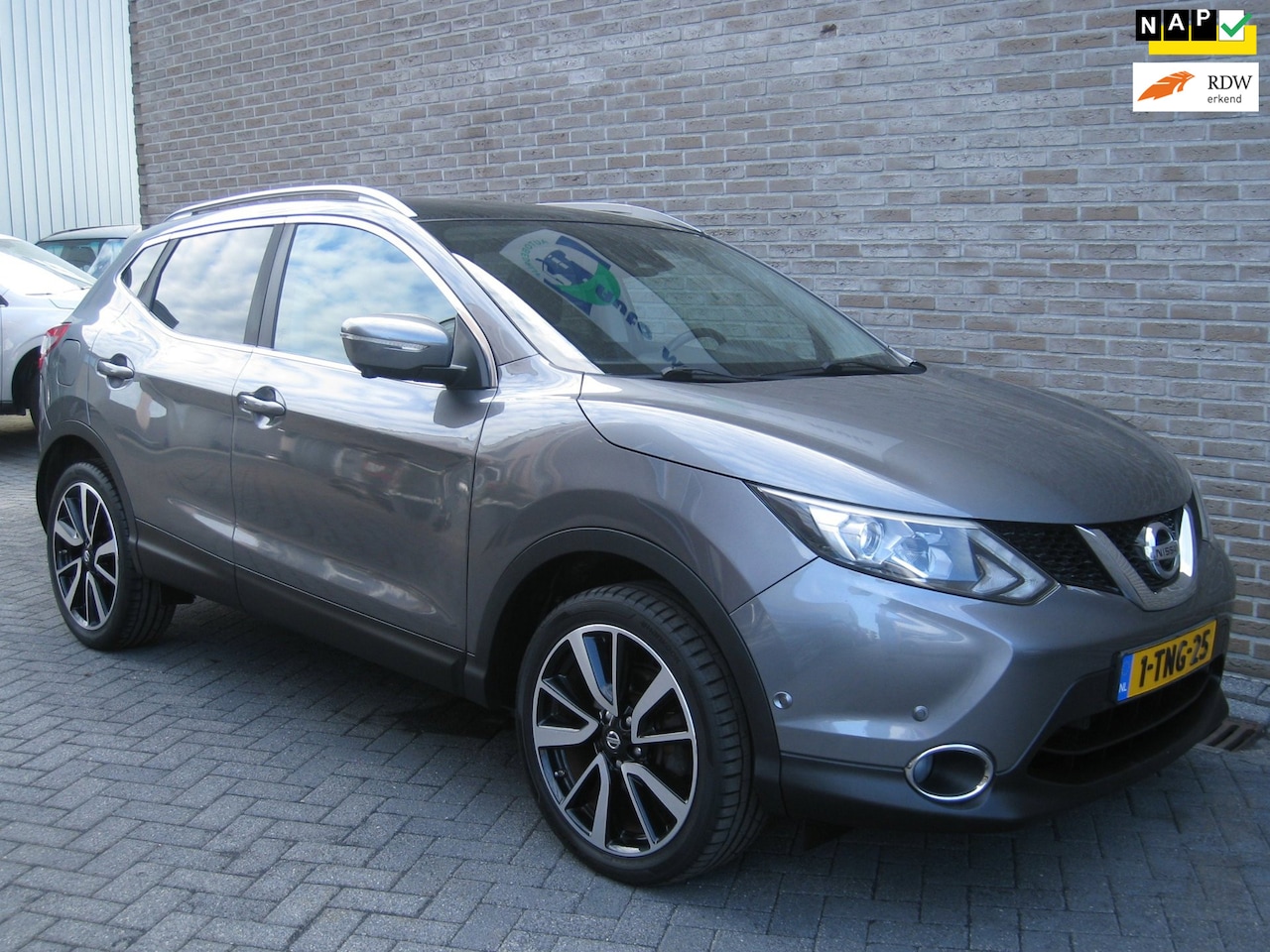 Nissan Qashqai - 1.2 Premier Edition - Panoramadak - Trekhaak - - AutoWereld.nl