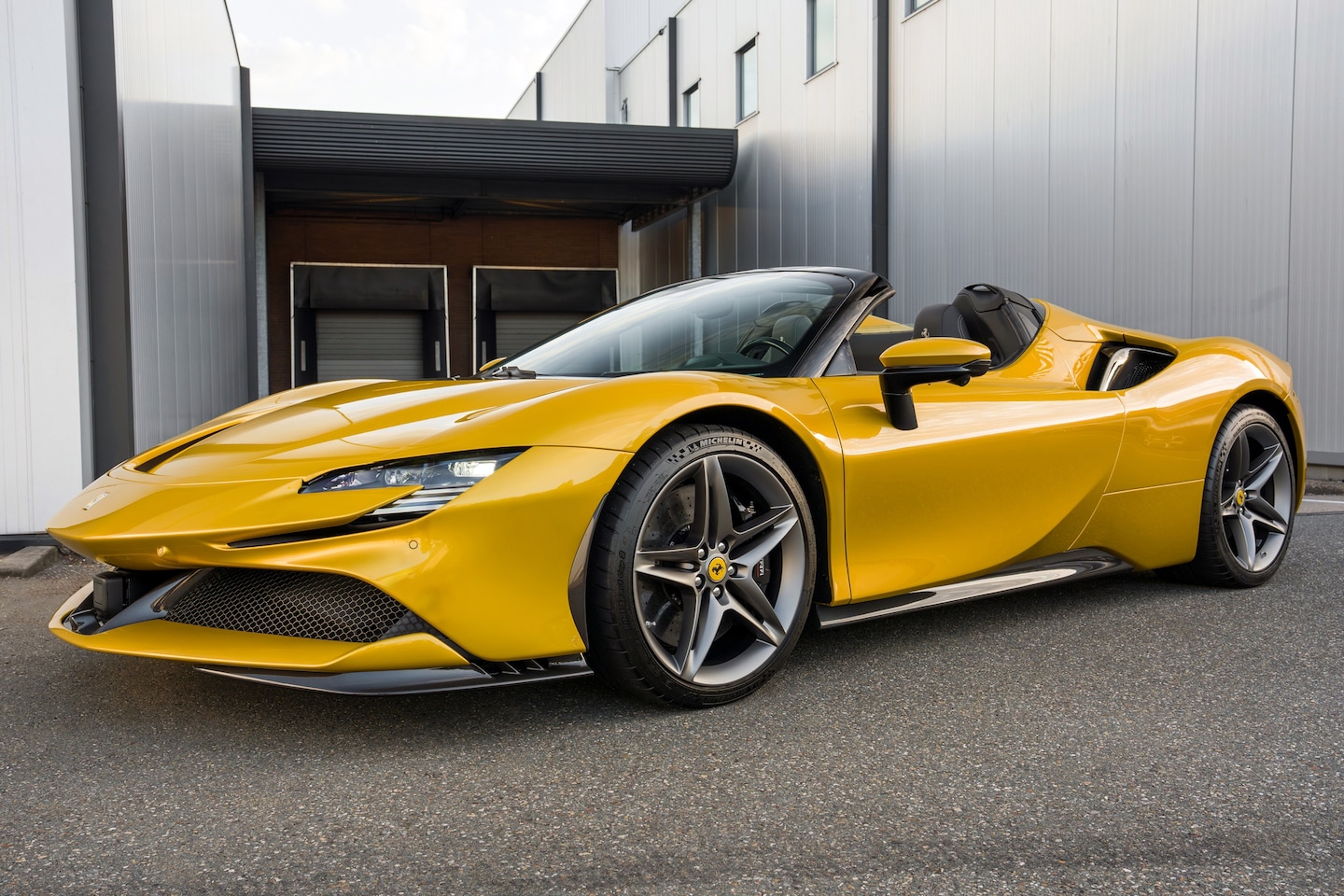 Ferrari SF90 Spider - - Giallo Montecarlo - Carbon - VAT - AutoWereld.nl