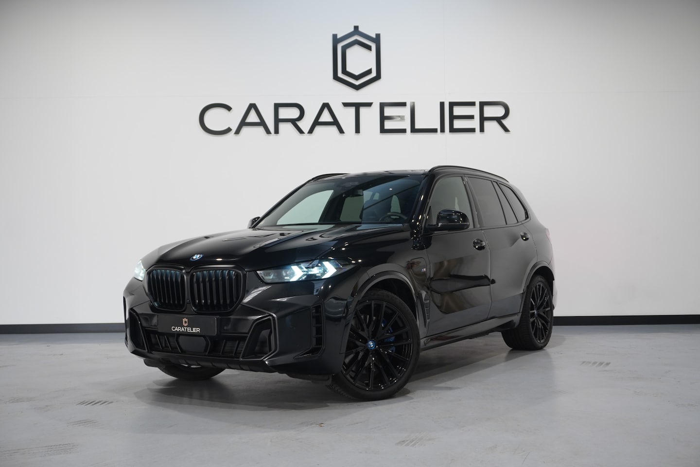 BMW X5 - xDrive50e / M-Pakket / Carbon / M-Sportstoelen / Pano / Trekhaak - AutoWereld.nl