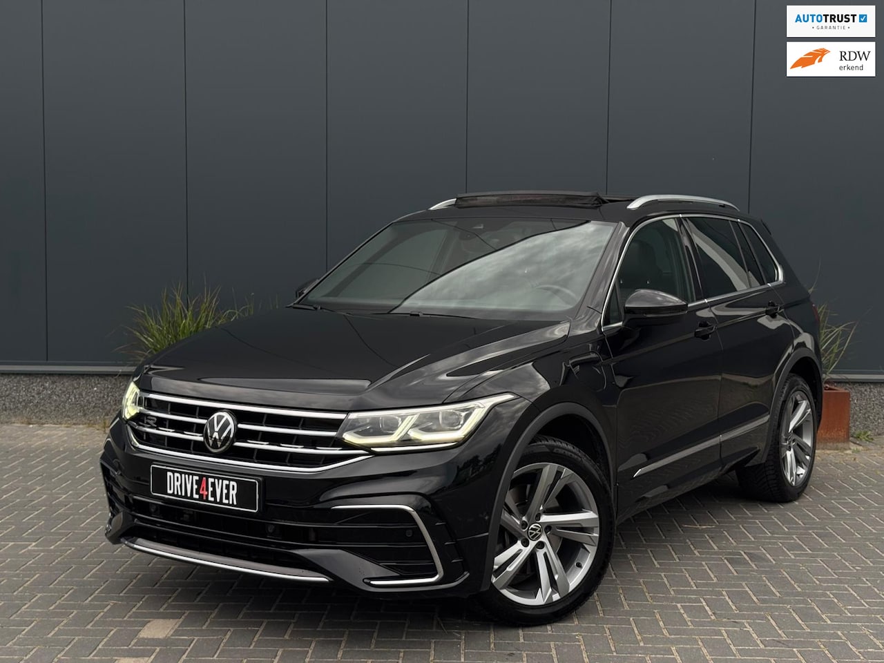 Volkswagen Tiguan - 1.4 TSI eHybrid 3x R-Line FULL PANO | NAVI | CARPLAY | CAMERA | SPORTVELGEN | IQ LIGHT - AutoWereld.nl