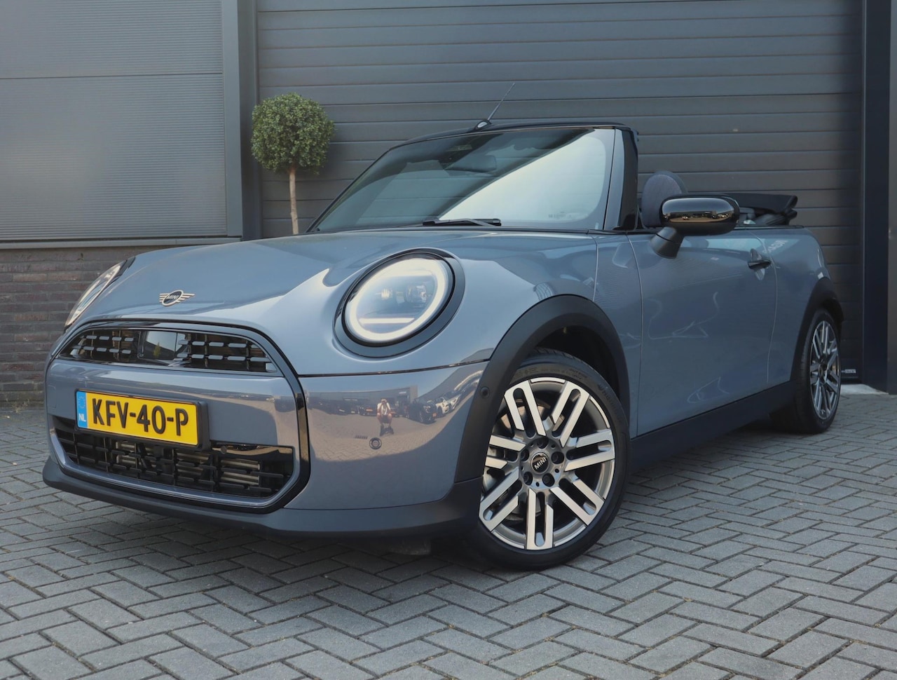 MINI Cabrio - 2.0 Cooper C Classic M | Camera | Carplay | HUD | 17 Inch | Stoel en Stuurverwarming - AutoWereld.nl