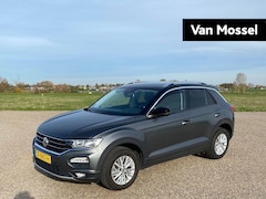 Volkswagen T-Roc - 1.5 TSI Style | ACHTERUITRIJCAMERA | TREKHAAK | STOELVERWARMING | VIRTUAL COCKPIT | PARKEE
