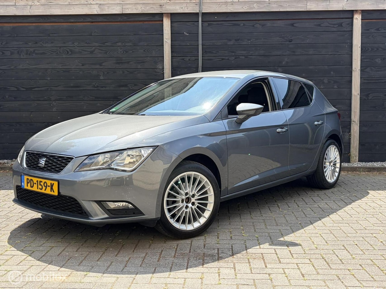 SEAT Leon - 1.2 TSI Style 110 PK Clima / LM / 17" / 97.546 KM!!! - AutoWereld.nl