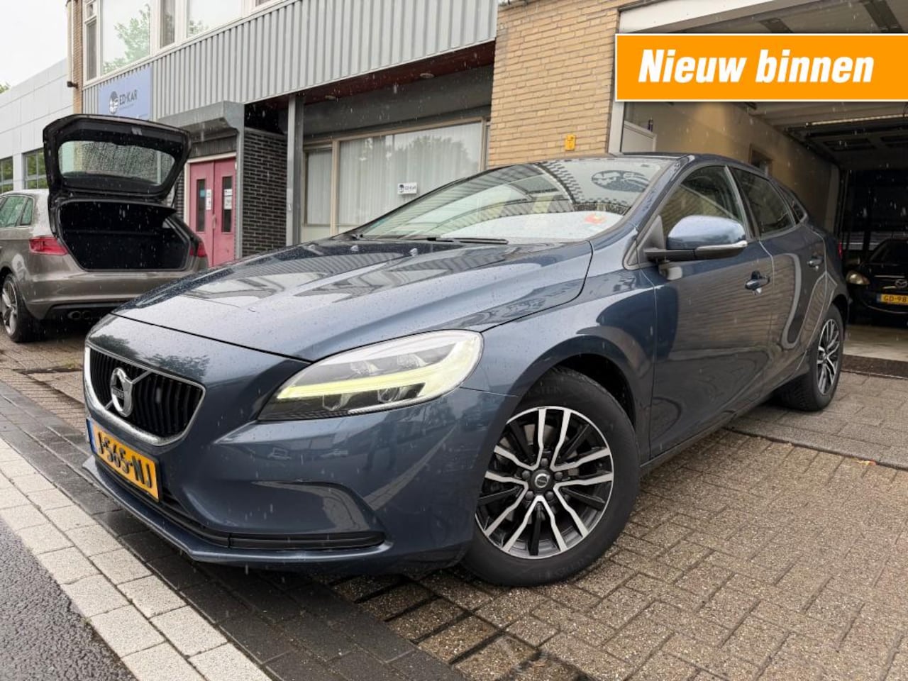 Volvo V40 - 2.0 T2 Inscription 1ste eig. RIJDT GOED APK 4-2027 INCL BTW - AutoWereld.nl
