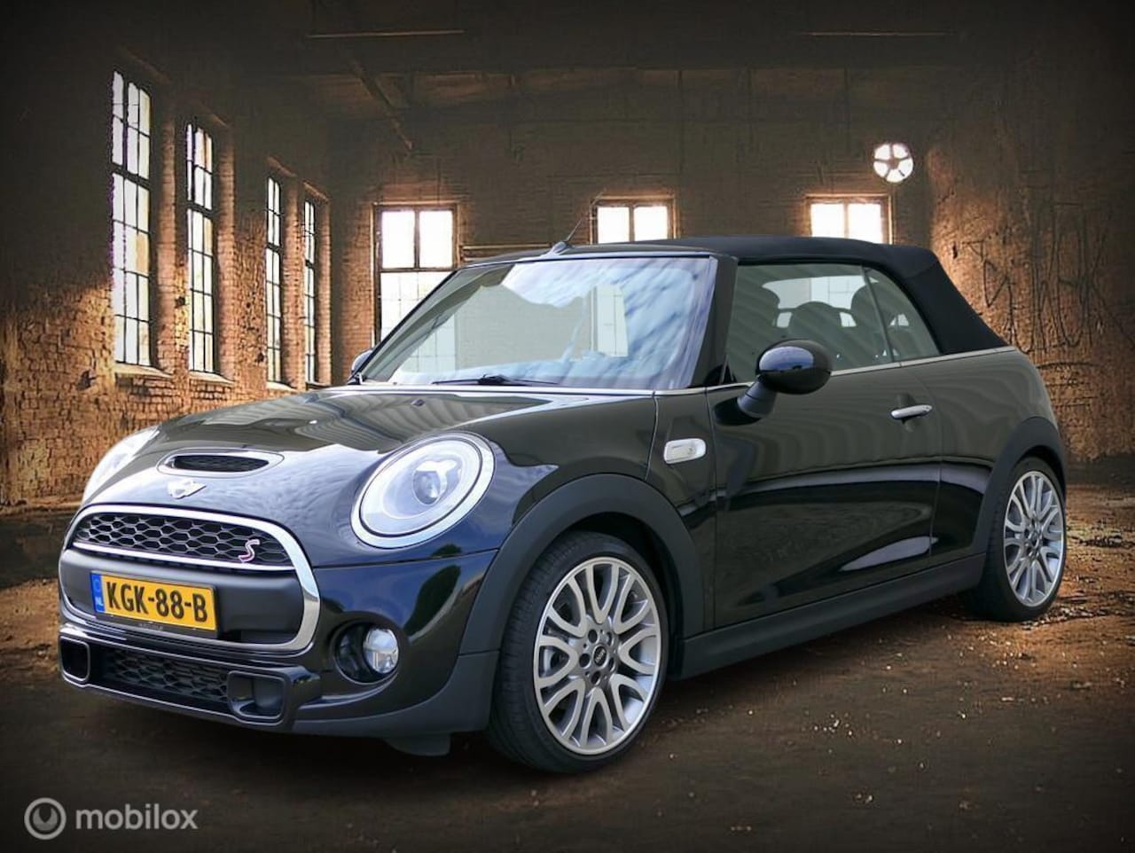 MINI Cabrio - 2.0 Cooper S - 18" - leer - H/K - HUD - BTW auto - AutoWereld.nl