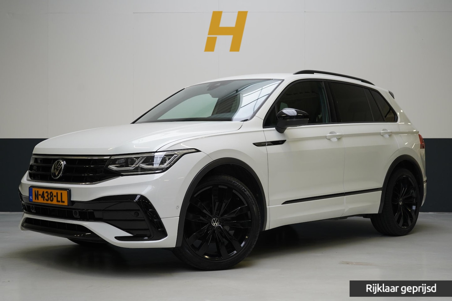 Volkswagen Tiguan - 1.5 TSI 150pk R-Line | Carplay | Sfeerverlichting | Blind-Spot | Zwart optiek | Adaptive c - AutoWereld.nl