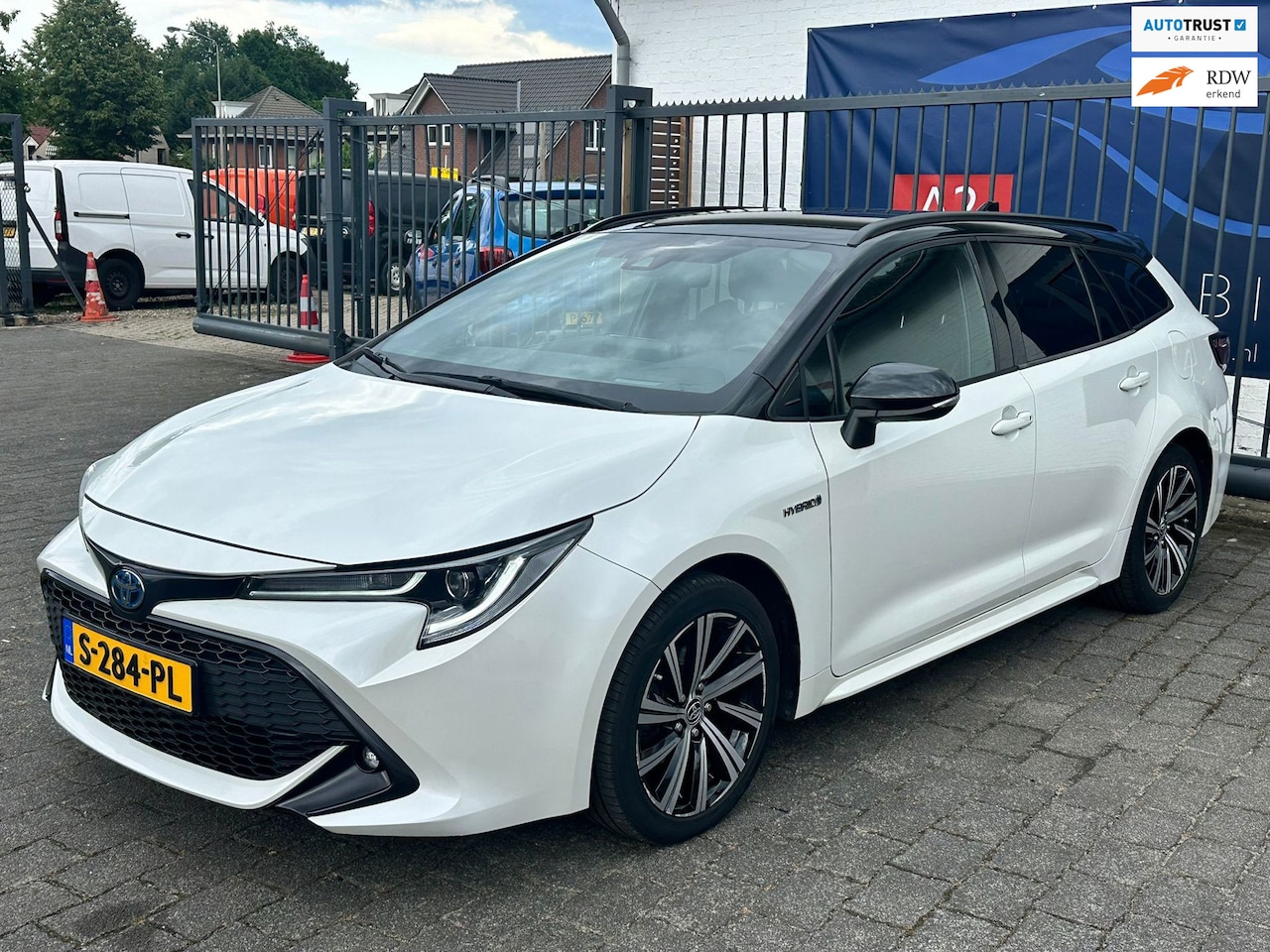 Toyota Corolla Touring Sports - 1.8 Hybrid GR-Sport / HEAD-UP DISPLAY / STUUR-STOELVERWARMING / CAMERA - AutoWereld.nl