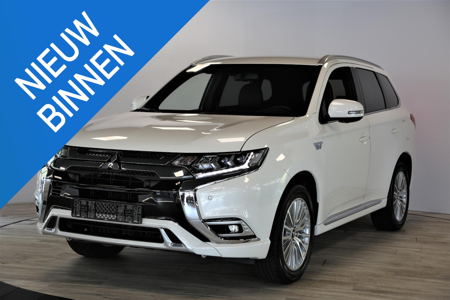 Mitsubishi Outlander - 2.4 PHEV Instyle | Schuif- kanteldak | Leer | Trekhaak - AutoWereld.nl